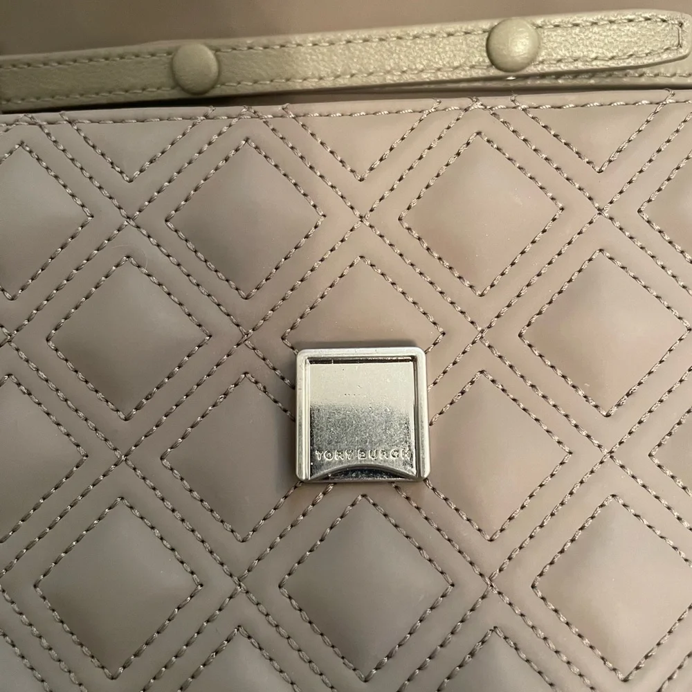 Tory Burch Fleming Matte Chain Wallet Bag - Picture 6 of 9